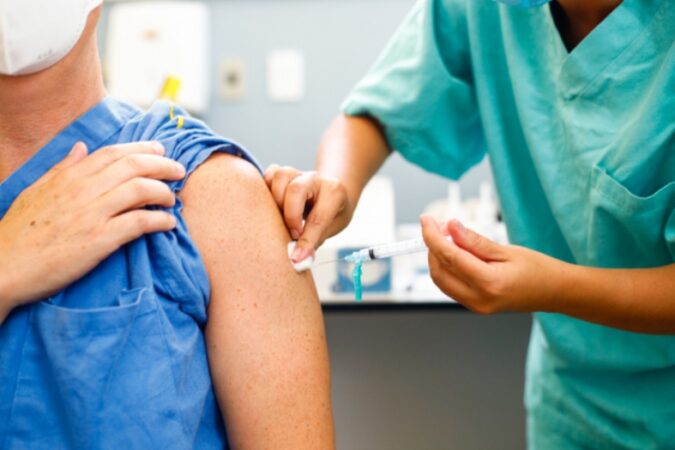 Coronavírus – Governo publica leis que tratam da aquisição da vacina contra a Covid-19