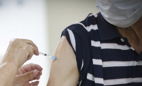 Covid-19 | Ministério da Saúde anuncia dose de reforço para vacinar pessoas acima de 70 anos e imunossuprimidos