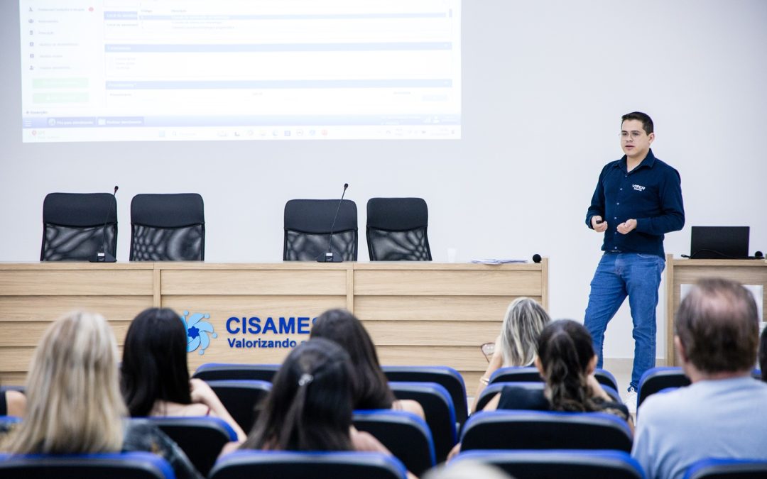 Profissionais da odontologia participam de treinamento do sistema Vivver em Pouso Alegre